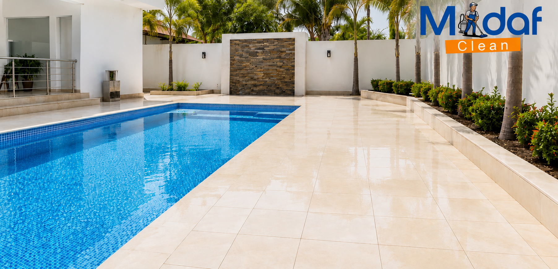 Piscine et terrasse après nettoyage MIDAF CLEAN